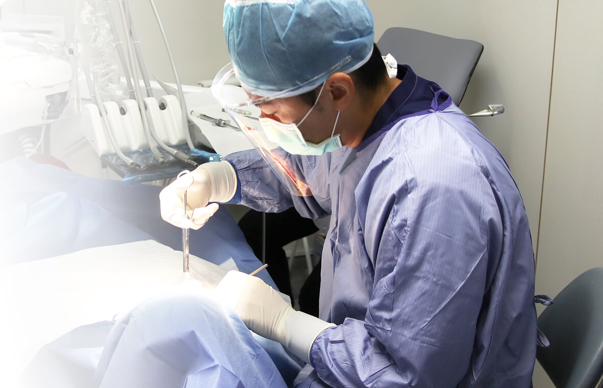 梁育誠醫師細心幫病患診治